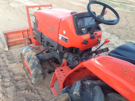 ขายด่วนรถไถนาคูโบต้า L 2808 4 WD พร้อมอุปกรณ์ มีล้อเหล็ก ผานดันหน้า ผานหลัง 5 รถสวยเครื่องแน่นไม่มีเ