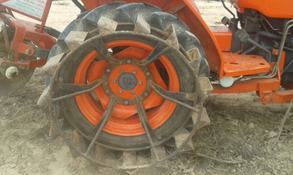 ขายด่วนรถไถนาคูโบต้า L 2808 4 WD พร้อมอุปกรณ์ มีล้อเหล็ก ผานดันหน้า ผานหลัง 5 รถสวยเครื่องแน่นไม่มีเ