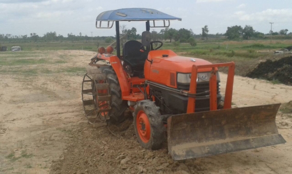 ขายด่วนรถไถนาคูโบต้า L 2808 4 WD พร้อมอุปกรณ์ มีล้อเหล็ก ผานดันหน้า ผานหลัง 5 รถสวยเครื่องแน่นไม่มีเ