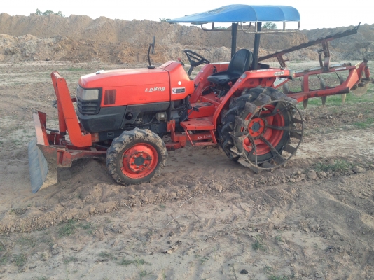 ขายด่วนรถไถนาคูโบต้า L 2808 4 WD พร้อมอุปกรณ์ มีล้อเหล็ก ผานดันหน้า ผานหลัง 5 รถสวยเครื่องแน่นไม่มีเ