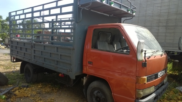 6ล้อISUZU NKR กระบะเหล็กรั้ว ยาว4.2ม. 100แรง เกียร์สั้น..เล่มพร้อม..
