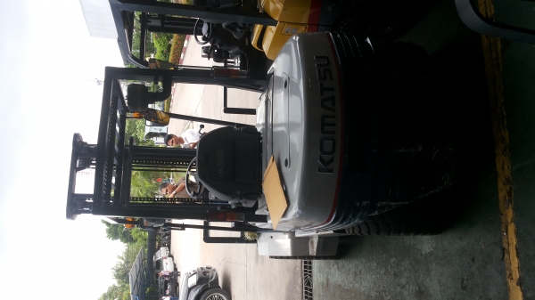 ขายรถ komatsu ขนาด 2.5 ตัน เสาฮิ้งฟอร์ค