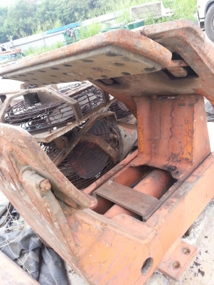 ขายงาหมุนกับปากหนีบโฟคลิฟท์ขนาดกว้างของร่องยึด40 เซ็นติเมตรราคาตัวละ 45,000 บาท