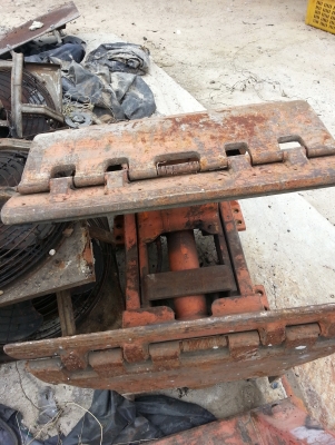 ขายงาหมุนกับปากหนีบโฟคลิฟท์ขนาดกว้างของร่องยึด40 เซ็นติเมตรราคาตัวละ 45,000 บาท ขายงาหมุนกับปากหนีบโฟคลิฟท์ขนาดกว้างของร่องยึด40 เซ็นติเมตรราคาตัวละ 45,000 บาท