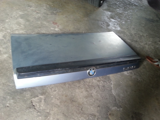 ขายฝากระโปรงท้ายติดหางไฟเบอร์ bmw e28