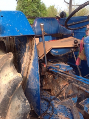 รถแทรกเตอร์ฟอร์ด สภาพดีเยี่ยม พร้อมใช้งาน ขายพร้อมใบดันหน้าและผานสาม