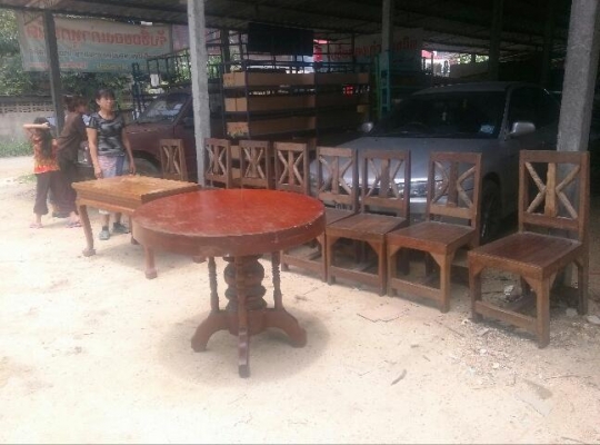 เก้าอี้ไม้เนื้อแข็งงานเก่า
