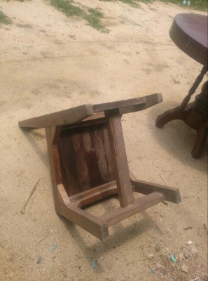 เก้าอี้ไม้เนื้อแข็งงานเก่า