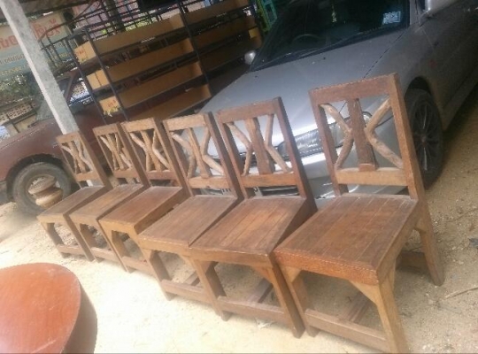 เก้าอี้ไม้เนื้อแข็งงานเก่า