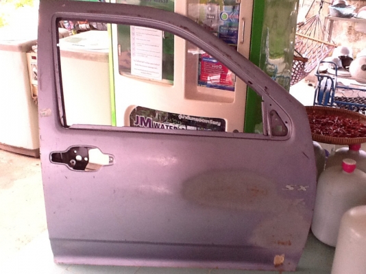 ขายประตูSXด้านขวาสภาพดีราคาถูก