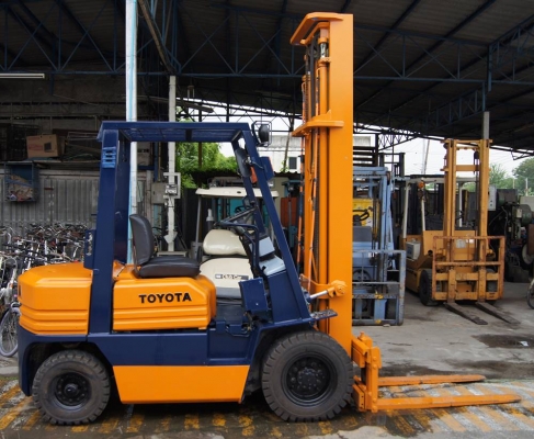 รถยกน้ำมันเบนซิน ขนาด 2 ตัน เสาสูง 4 เมตร  งาสไลค์ Toyota 5FG20