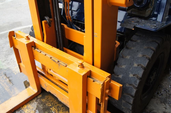 รถยกน้ำมันเบนซิน ขนาด 2 ตัน เสาสูง 4 เมตร  งาสไลค์ Toyota 5FG20