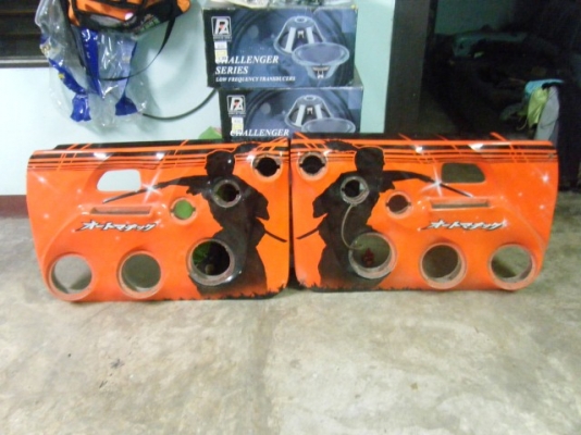 ชุดตู้ดอก12นิ้ว เป็นงานไม้ แผงซาวด์ข้างประตูเป็นงานหล่อไฟเบอร์ของรุ่นดีแมค