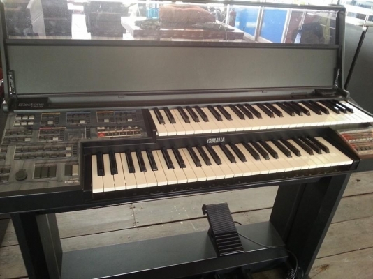 ขาย อิเล็กโทรของ yamaha สีไม้ 7500 สีดำ 14000 สอบถามได้ครับ 0811160919