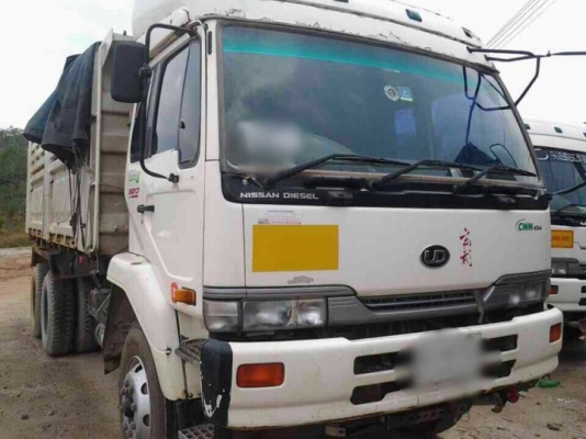 รถนิสสัน 10 ล้อดั้ม 320 แรงม้า.  ( มีขาย 3 คัน )  ,  ( ปี 51 - 52 ).   สนใจติดต่อ 081 - 6079515