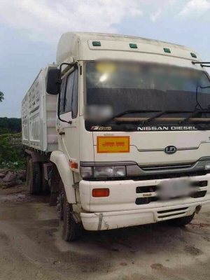 รถนิสสัน 10 ล้อดั้ม 320 แรงม้า.  ( มีขาย 3 คัน )  ,  ( ปี 51 - 52 ).   สนใจติดต่อ 081 - 6079515