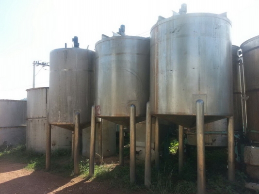 ขายถังสแตนเลส ขนาด 5,000 ลิตรพร้อมใบกวน สภาพสวยมาก พร้อมใช้งาน