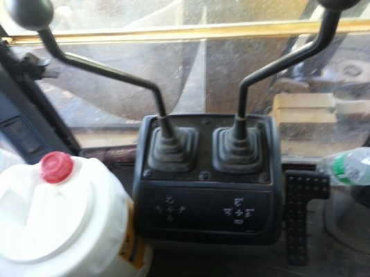 รถตัก CAT 422E  ( รถใช้งาน 3,200 ซม. )   สนใจติดต่อ 081 - 6079515