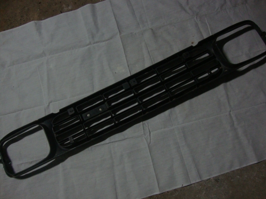 ขออนุญาตขายกระจังหน้า มาสด้า1300  มือสองครับ