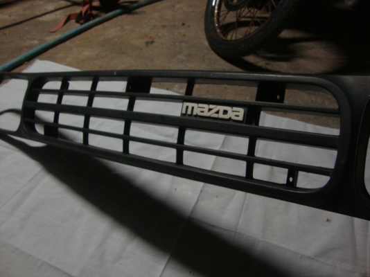 ขออนุญาตขายกระจังหน้า มาสด้า1300  มือสองครับ