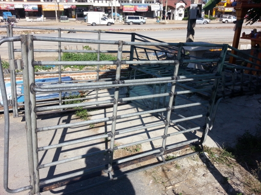 เพื่อนฝากขายครับ  คอกเหล็กประปา รถโตโยต้า vigo แค็ป มีบันไดข้างสภาพดี สูงประมาณ 1.20ม. ราคา7500 บาทครับ