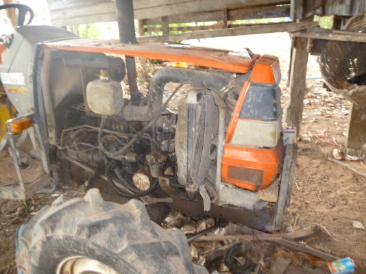 ขายรถไถคูโบต้า 27 แรงเสื้อด้านหลังแตกครับ