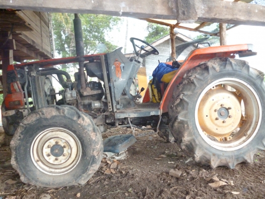 ขายรถไถคูโบต้า 27 แรงเสื้อด้านหลังแตกครับ