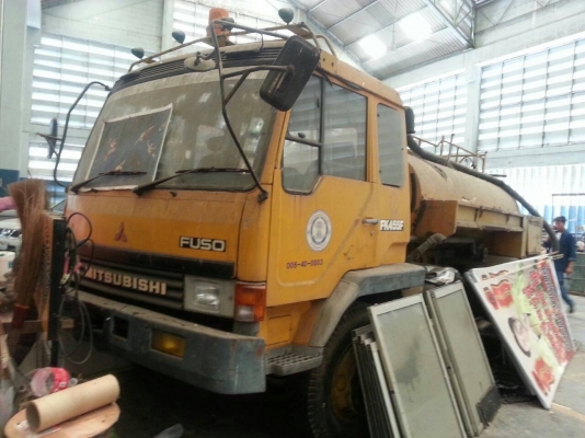 ขายถังนำ้พร้อมใช้อยู่ในหกล้อฟูโช่