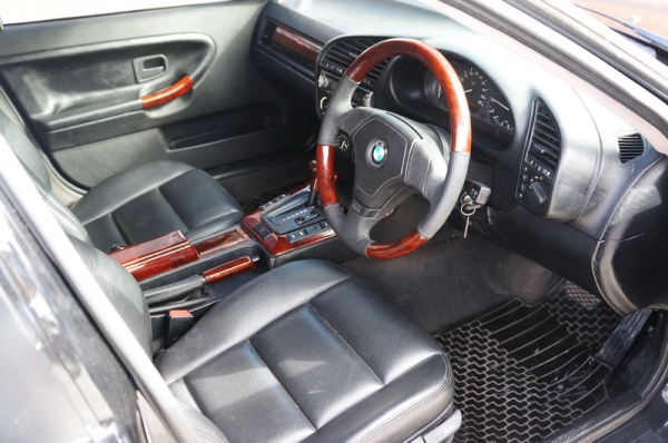 BMW E36 นกแก้ว ปี 1995 รถสวย เครื่องเดิมๆวิ่งดี เกียร์ ช่วงล่างปกติ ล้อmax แอรเย็น กระจกไฟฟ้า พวงมาลัยพาวเวอร์ ภายในลายไม้สภาพสวย สีสวย รถพร้อมใช้งาน จัดไฟแนนได้