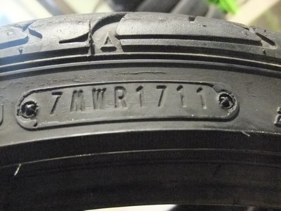 ยาง Dunlop 205/40/17 ปี 11และ12อย่างละ 1 เส้น