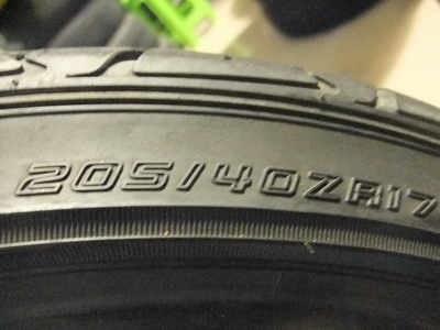 ยาง Dunlop 205/40/17 ปี 11และ12อย่างละ 1 เส้น