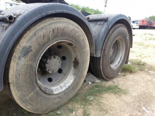 รถอีซูซุ 10 ล้อ หัวลาก  320 แรงม้า.   ปี 46   สนใจติดต่อ 081 - 6079515