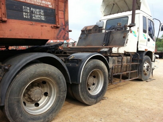 รถอีซูซุ 10 ล้อ หัวลาก  320 แรงม้า.   ปี 46   สนใจติดต่อ 081 - 6079515