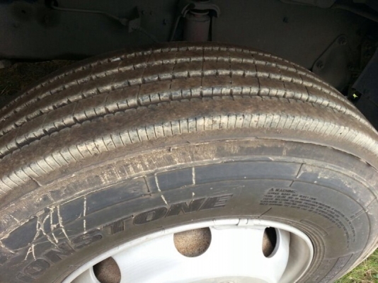 รถอีซูซุ 10 ล้อ หัวลาก  320 แรงม้า.   ปี 46    สนใจติดต่อ 081 - 6079515