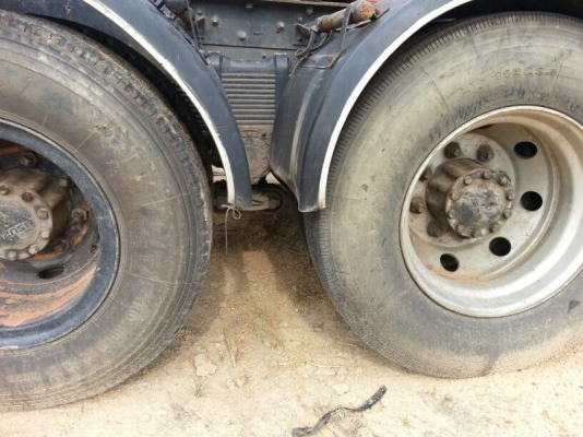 รถอีซูซุ 10 ล้อ หัวลาก  320 แรงม้า.   ปี 46    สนใจติดต่อ 081 - 6079515