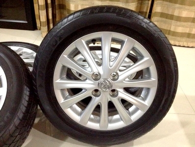 แม็กซ์ VIOS TOP 12ก้าน 15 นิ้ว 4รู100 แม็กซ์ไม่มีรอย พร้อมยาง Dunlop ได้ตจว ส่งได้ Tel.085-150-9040.P