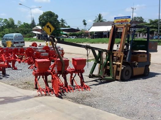 เครื่องหยอดข้าวแห้ง นาแห้ง รถไถ 34แรง-47 แรง ราคา 27500 บาท ของใหม่ รับประกันคุณภาพ