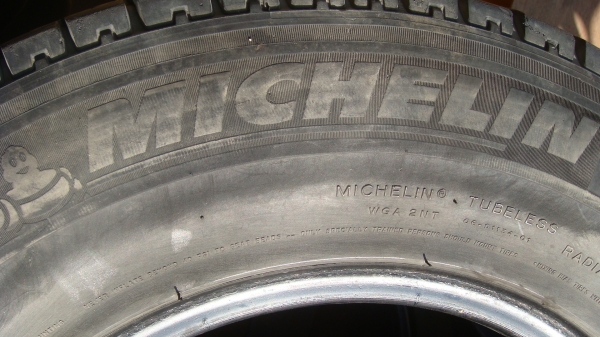 ขายยาง MICHELIN TUBELESS 195 R14  ปี 09 สัปดาห์ที่ 25 ขาย 4 เส้นราคา 3,000 บาท T.083-999-9385