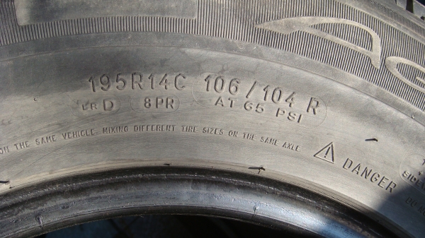 ขายยาง MICHELIN TUBELESS 195 R14  ปี 09 สัปดาห์ที่ 25 ขาย 4 เส้นราคา 3,000 บาท T.083-999-9385