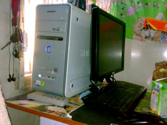 ขอขายคอมพิวเตอร์ตั้งโต๊ะ  Samsung   LCD  17  นิ้วCPU  Pentium  4 สวยมาก ถูกๆ ทำงานลื่นมากครับ