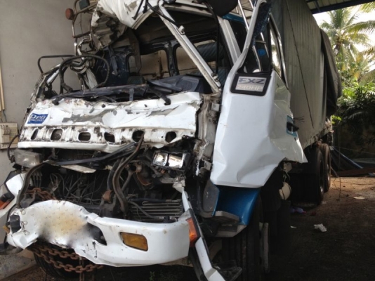 ขายซาก รถอิซูซุ 10 ล้อ หลังถนน  2 เพลา  FXZ 240 แรงม้า นางฟ้าแท้  ปี 39 ( ขายแม่ลูก )  สนใจติดต่อ 081 - 6079515