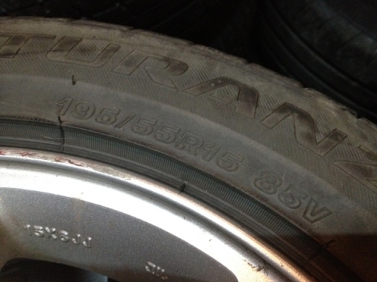 ขายแม็กเดิมมือ2 Ford ขอบ15 4/100 +ยาง ราคา 3,900 บาทราคาถูก