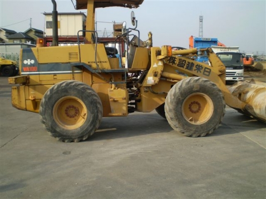 WA100-1-20705 รถตักKOMATSUตอนนี้รถจอดที่(CSนวนคร)ครับ