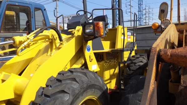 WA100-1-20705 รถตักKOMATSUตอนนี้รถจอดที่(CSนวนคร)ครับ