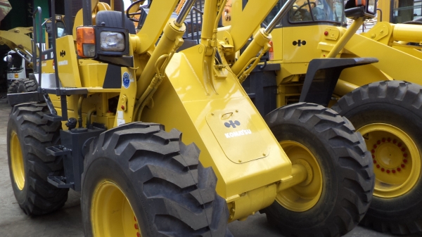 WA100-1-20705 รถตักKOMATSUตอนนี้รถจอดที่(CSนวนคร)ครับ