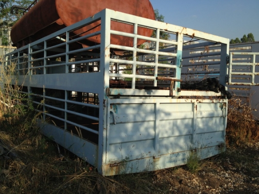 ขายกระบะเข็นหมูพื้นเหล็กตีนไก่สภาพใหม่ยกลงไม่ได้ใช้งาน ยาว 7.20 เมตร สูง 1.85 กว้าง 2.50 เมตร ขายถูกๆ