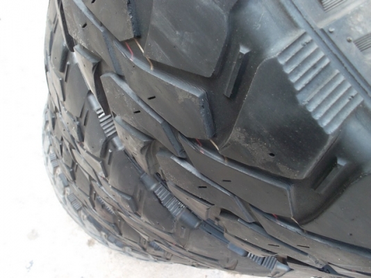 ขายยางมัด 255/85 ขอบ 16 ปี 09