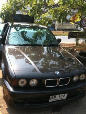 1990 BMW, 525 i โฉม E34 สีดำ เกียร์ออโต้ ติดแก๊ส LPG ทะเบียน กรุงเทพฯ