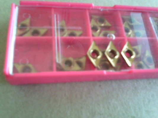 เม็ดมีด Insert มีทุกรูปทรงทุกแบบ ยึดติดกับด้ามมีดด้วยน๊อตหรือยึดติดมีหลายแบบ