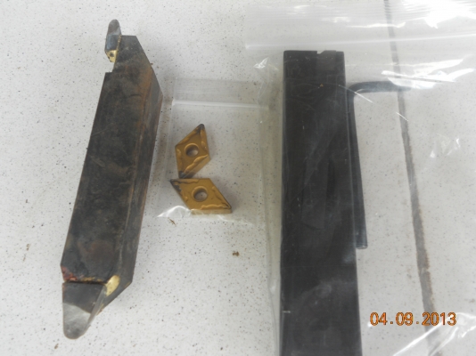 เม็ดมีด Insert มีทุกรูปทรงทุกแบบ ยึดติดกับด้ามมีดด้วยน๊อตหรือยึดติดมีหลายแบบ